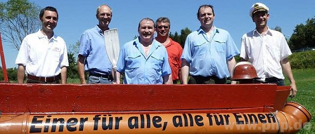 Freuten sich über das gelungene Sautrogrennen: von links die Jury-Mitglieder Komandant Michael Fuchs, Bezirksrat Dr. Franz Lichtenecker, Kommandant Hans Auer (3. von links) sowie die beiden prominenten Teilnehmer MdB Max Straubinger und Bürgermeister Michael Fahmüller sowie Organisator und Gemeinderat Claus Utermann.